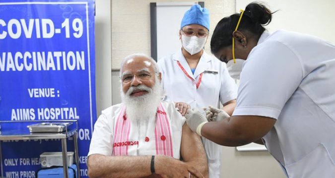 പ്രധാനമന്ത്രി നരേന്ദ്ര മോദി കൊറോണ വാക്‌സിൻ സ്വീകരിച്ചു.